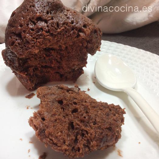 Mug cake de chocolate (brownie en taza al minuto) en Helado de yogurt, chocolate y brownie