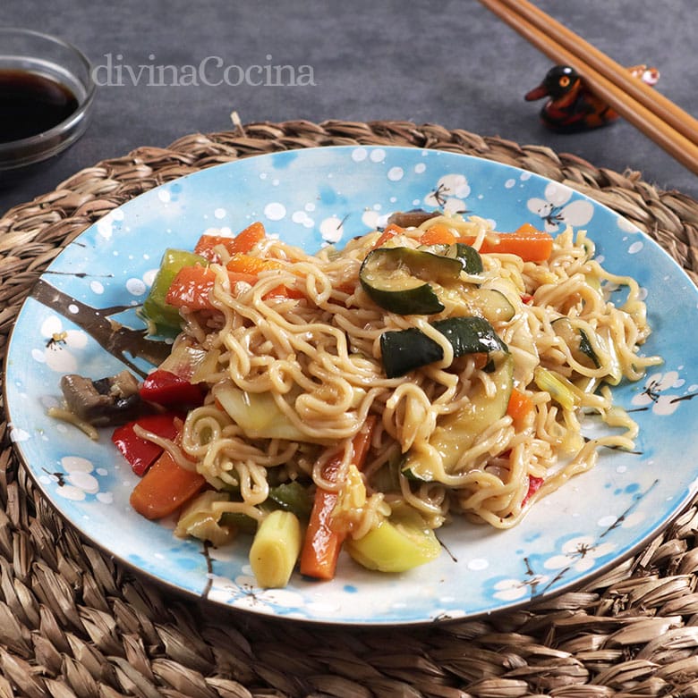 Fideos chinos salteados con verduras - Receta de DIVINA COCINA