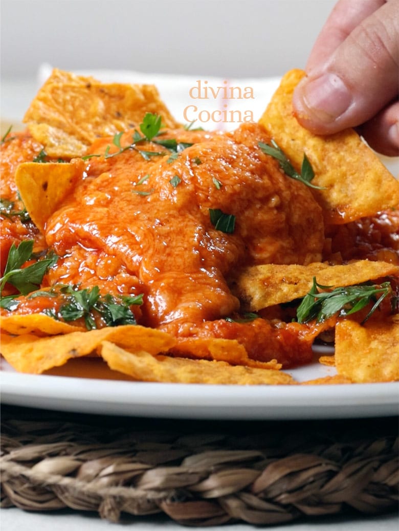 nachos con salsa de tomate y queso