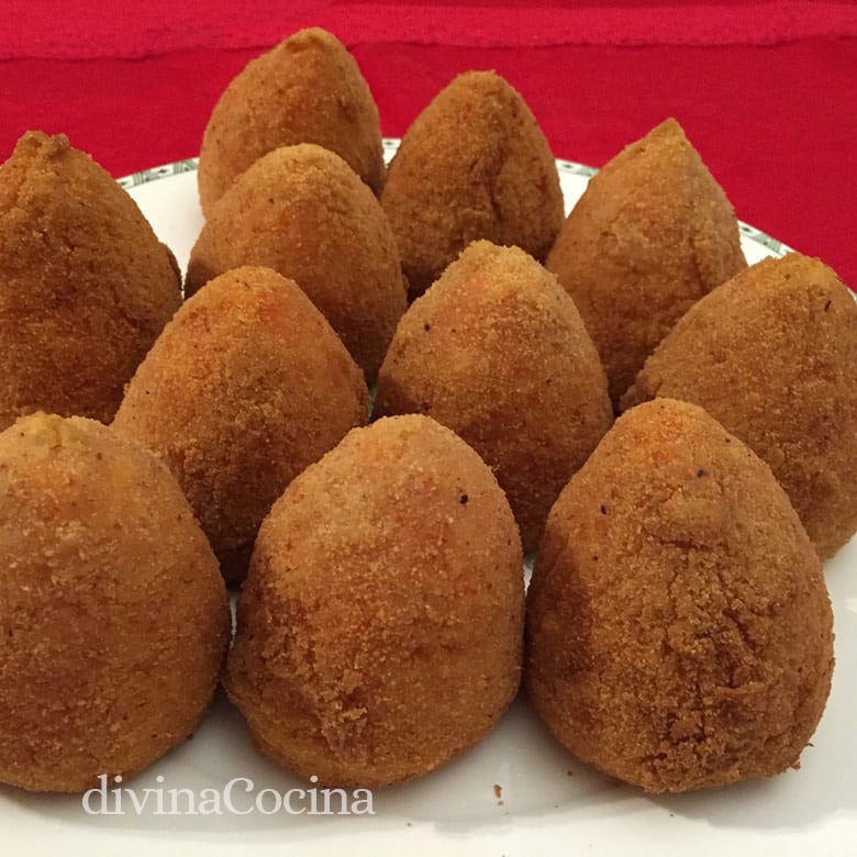 arancinis sicilianos en un plato