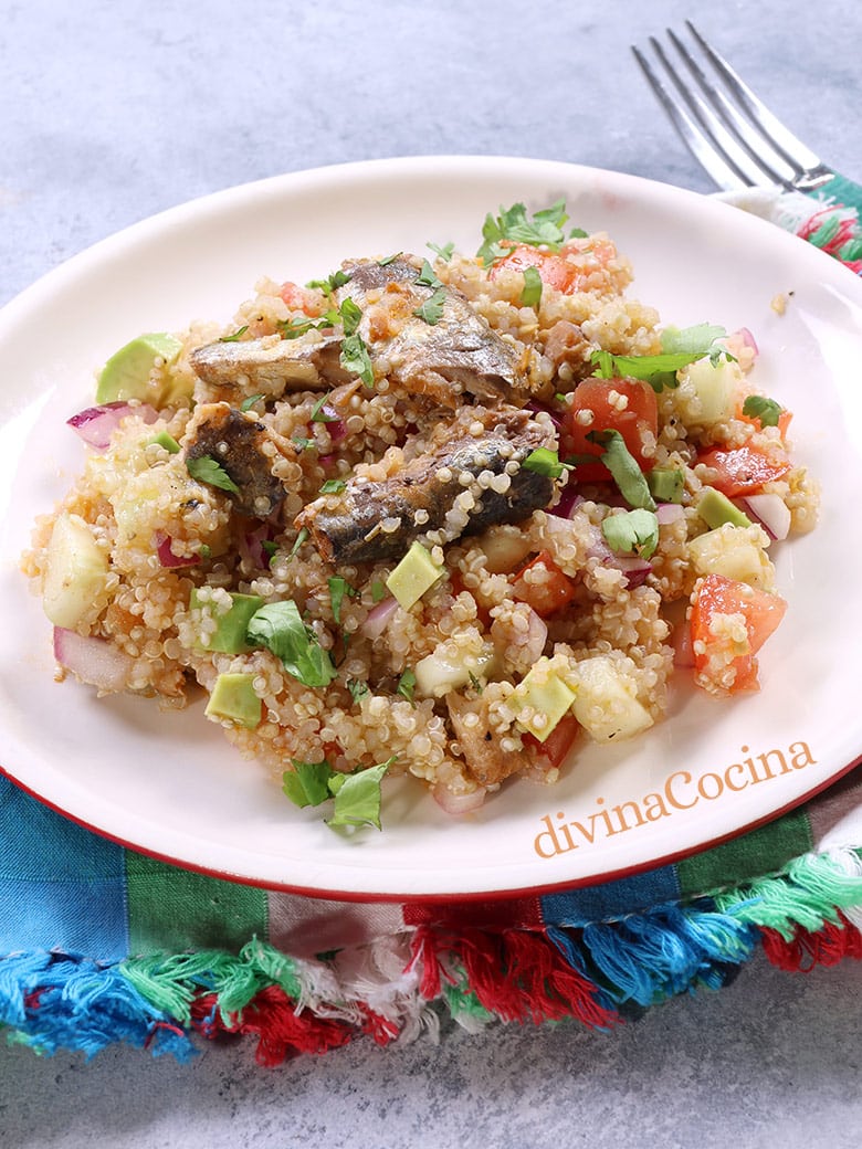 ensalada de sardinas en conserva y quinoa