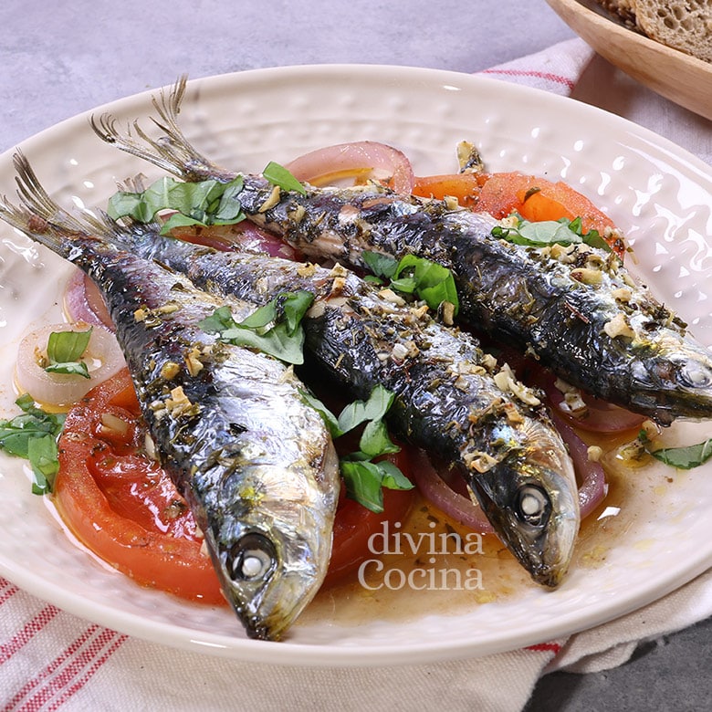 sardinas al horno con tomate y cebolla