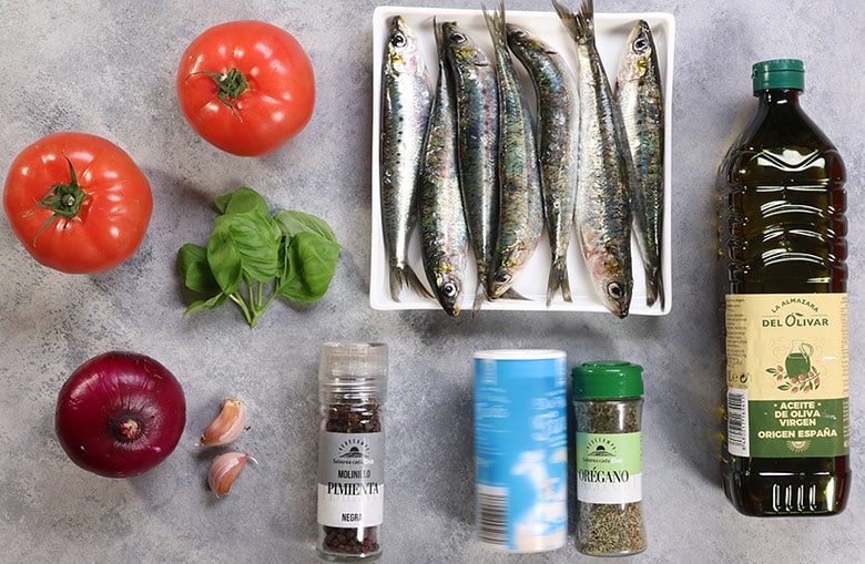 sardinas al horno con tomate y cebolla