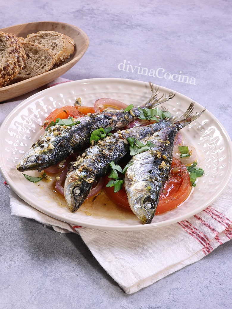 sardinas al horno con tomate y cebolla