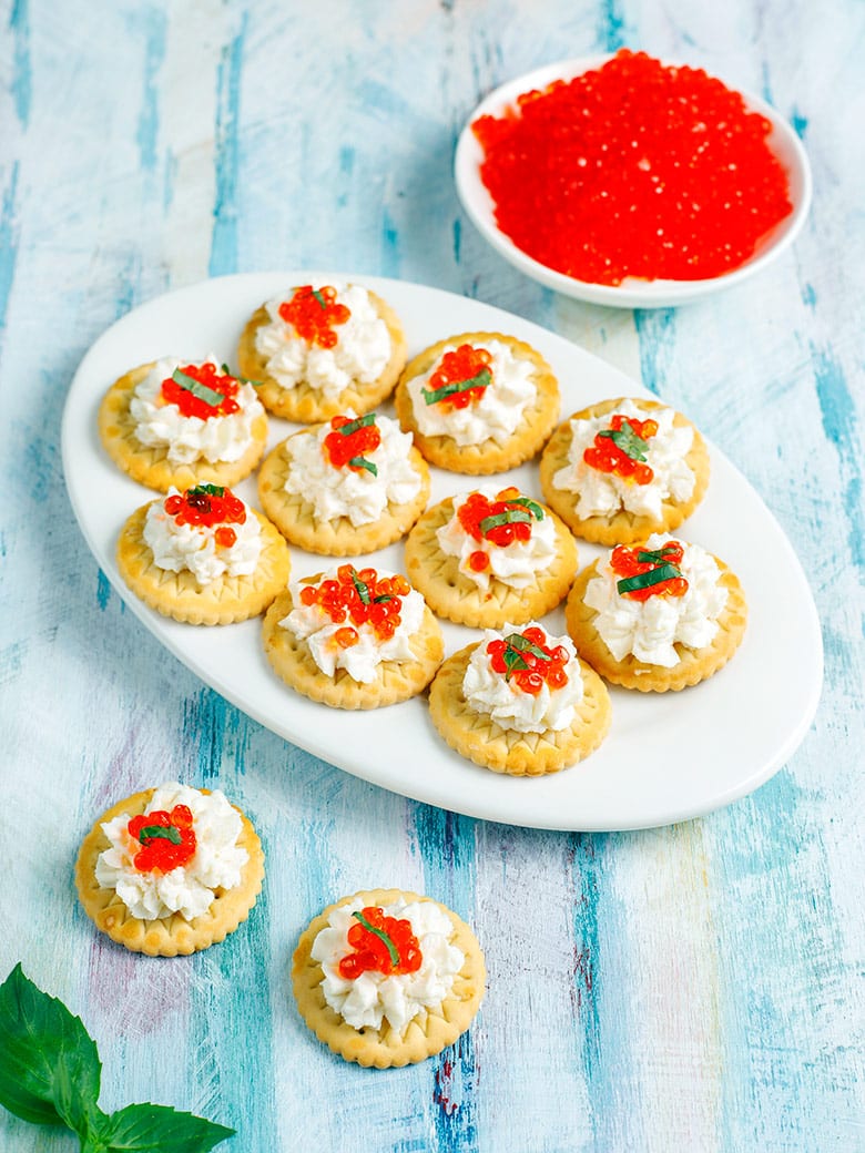 canapes de caviar con queso crema