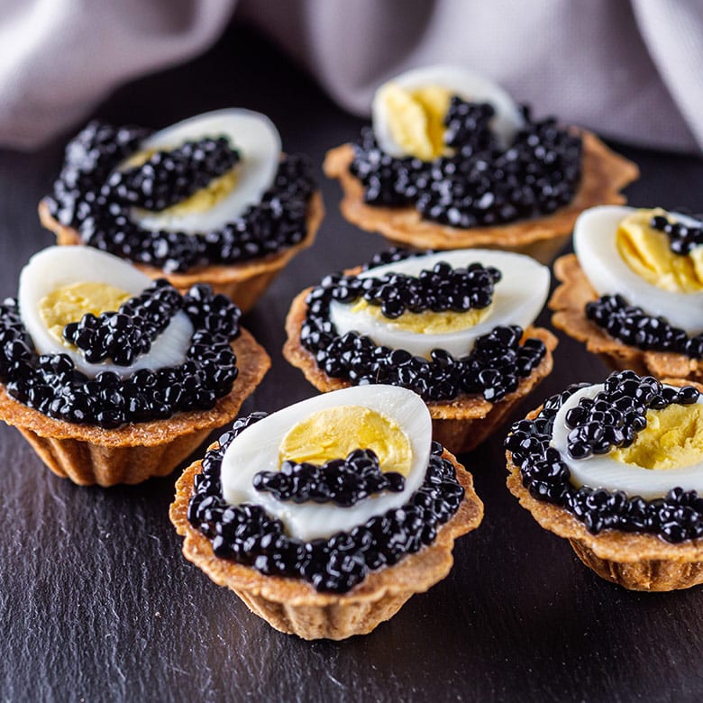 canapes de caviar con huevo de codorniz