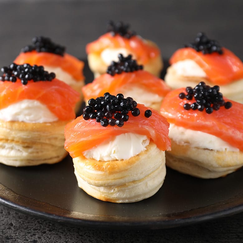 canapes de caviar con salmón ahumado