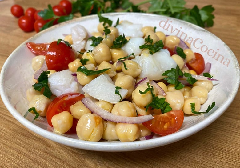 ensalada de garbanzos con bacalao