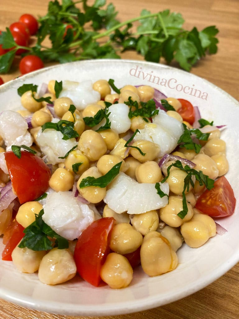 ensalada de garbanzos con bacalao