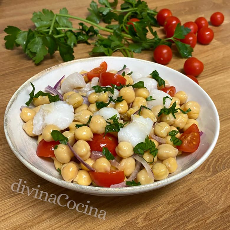 ensalada de garbanzos con bacalao