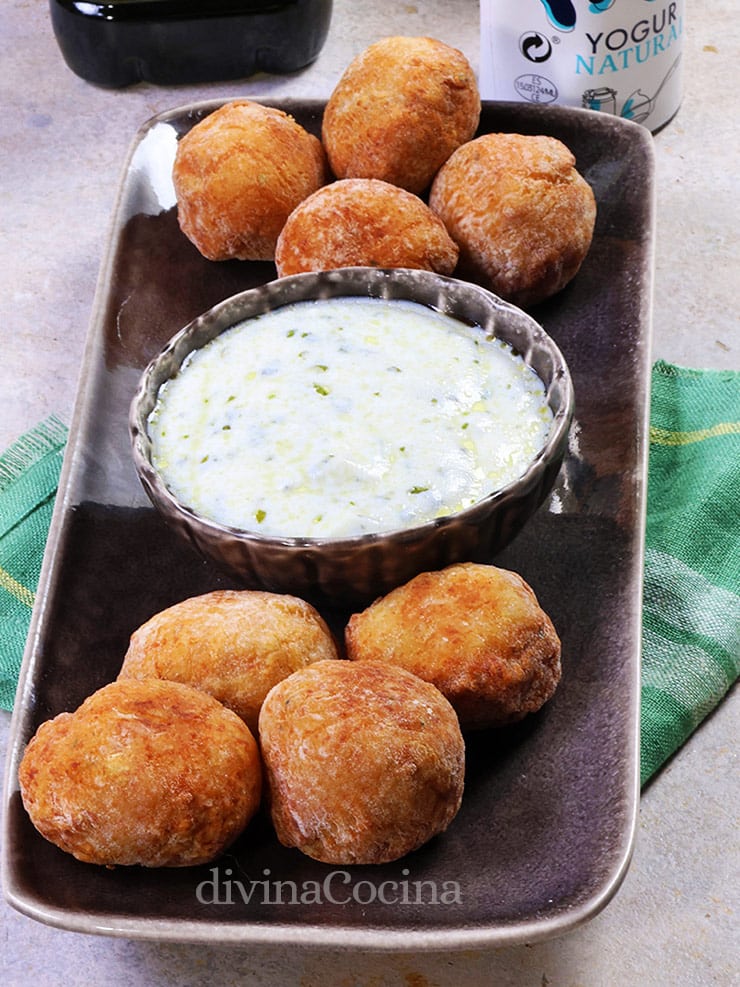 albondigas de pollo con salsa de yogur