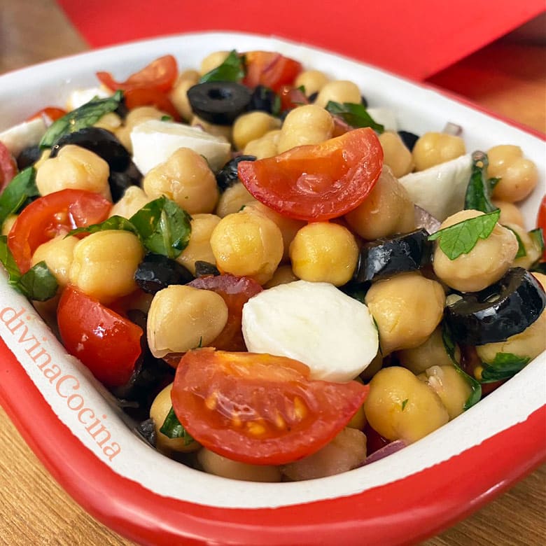 Ensalada de garbanzos con tomate y mozzarella