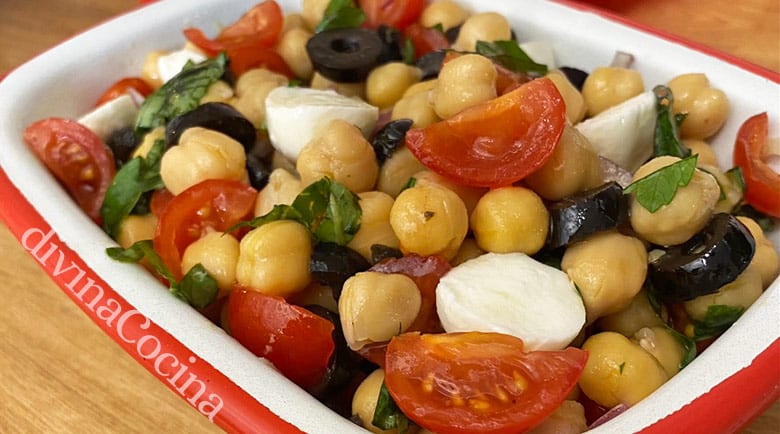 Ensalada de garbanzos con tomate y mozzarella