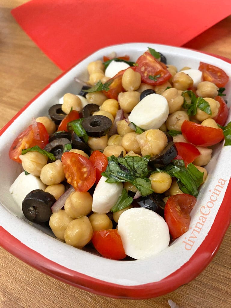 Ensalada de garbanzos con tomate y mozzarella