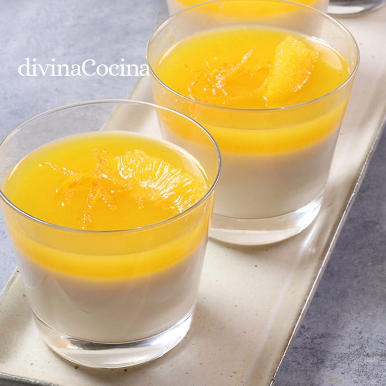 panna cotta de yogur con salsa de naranja