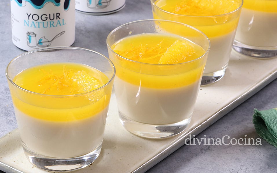 panna cotta de yogur con salsa de naranja