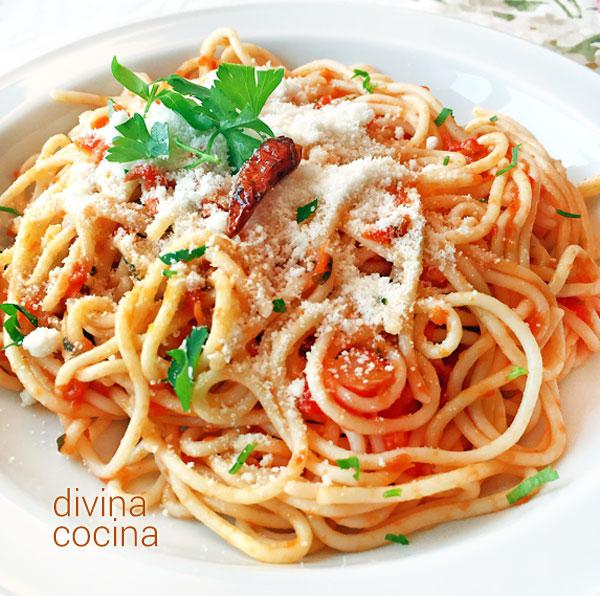 Espaguetis arrabbiata - Receta de DIVINA COCINA