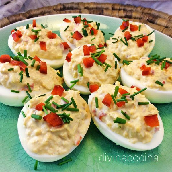 Huevos rellenos de ensaladilla de pollo - Receta de DIVINA COCINA